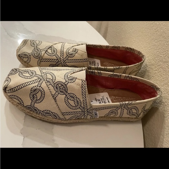 New Never Worn TOMS SHOES SIZE 9 Slip On Womens Flats Casual Beige Rope Design - Picture 3 of 7